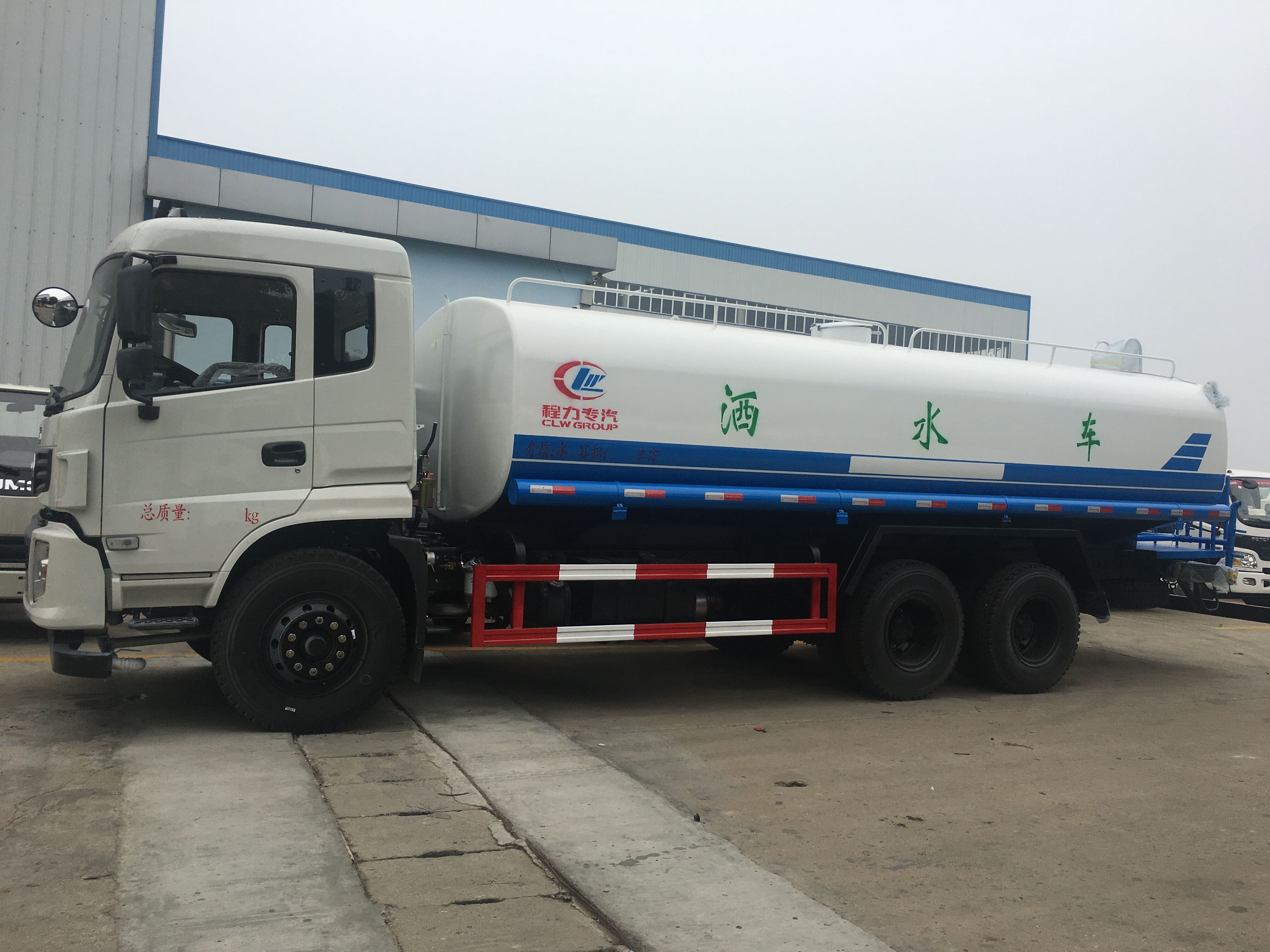 城市清潔的無(wú)聲衛(wèi)士 環(huán)衛(wèi)灑水車與壓縮垃圾車